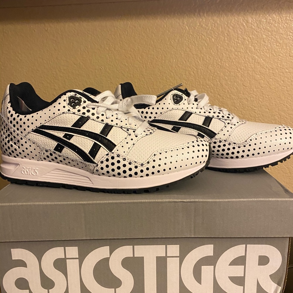 New ASICS Women’s Gel-Saga athletic shoe